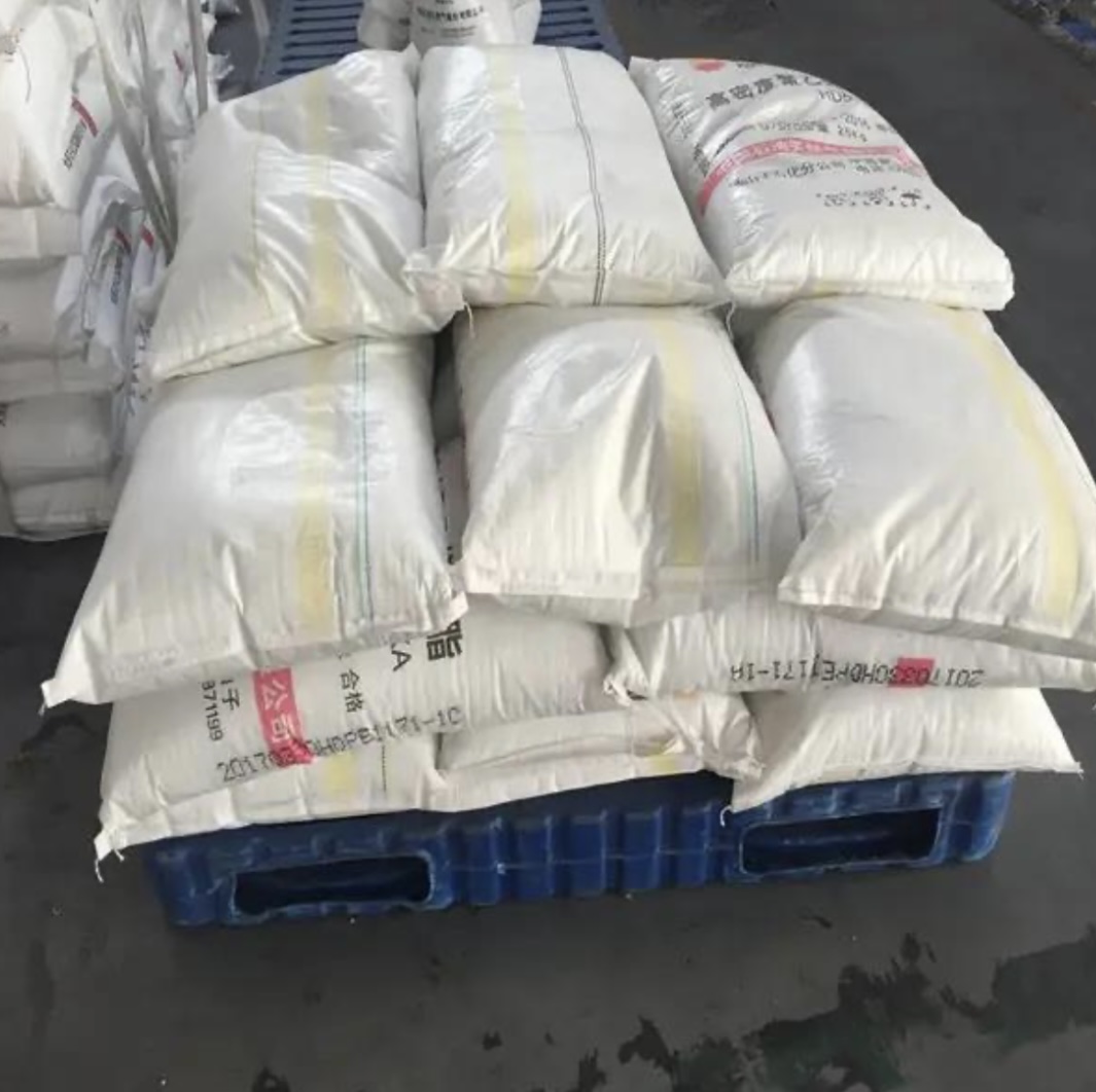 0a02a08a-a7ce-4837-9550-16998a576ded_Палети със струпани чували от смола HDPE 2420D в склад за съхранение на нефтохимически продукти в Дацин.jpg